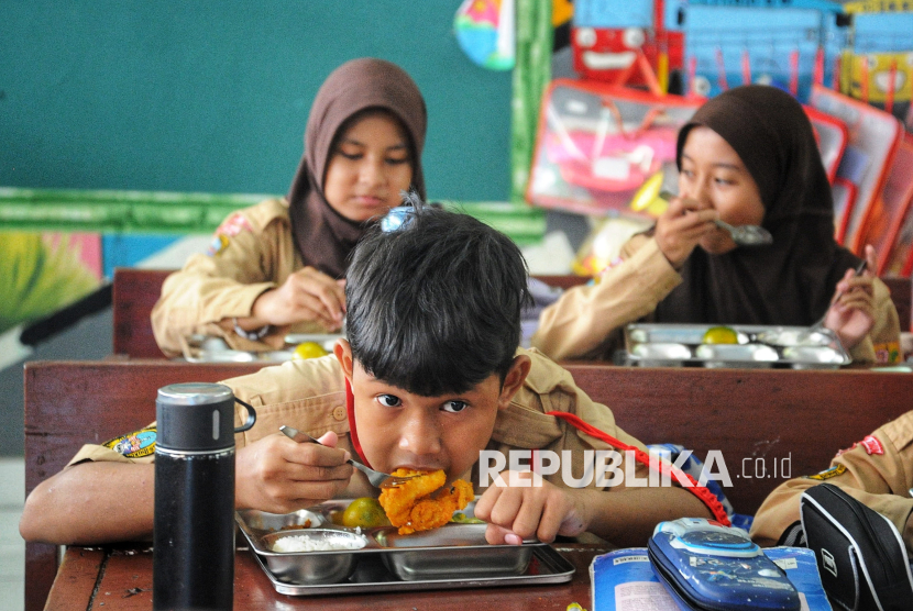 Siswa menyantap makanan saat pelaksanaan program Makan Bergizi Gratis (MBG) di SDN Jati 03, Pulogadung, Jakarta, Rabu (7/5/2025).
