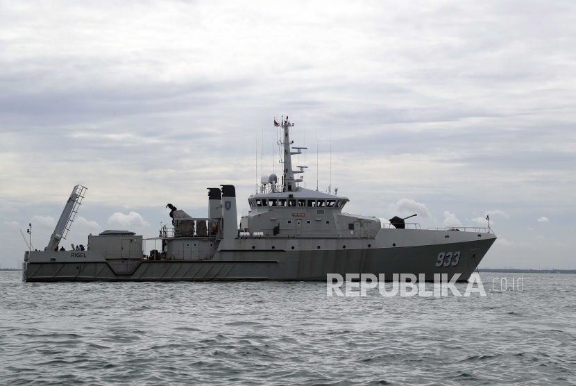 TNI Angkatan Laut mengirimkan dua KRI untuk mengevakuasi korban KMP Yunicee yang mengalami kecelakaan laut dan tenggelam di Perairan Selat Bali penyeberangan Ketapang-Gilimanuk Bali. (Foto ilustrasi KRI Rigel-933)