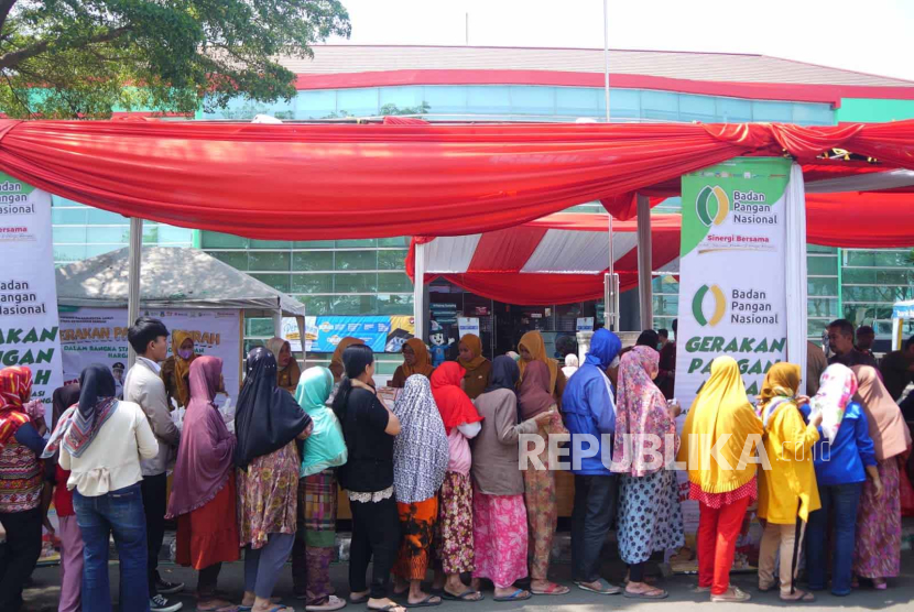 Sejumlah warga membeli bahan pangan saat kegiatan Gerakan Pangan Murah (GPM) di Kantor Samsat Garut, Kecamatan Tarogong Kidul, Kabupaten Garut, Jawa Barat, Senin (16/10/2023).