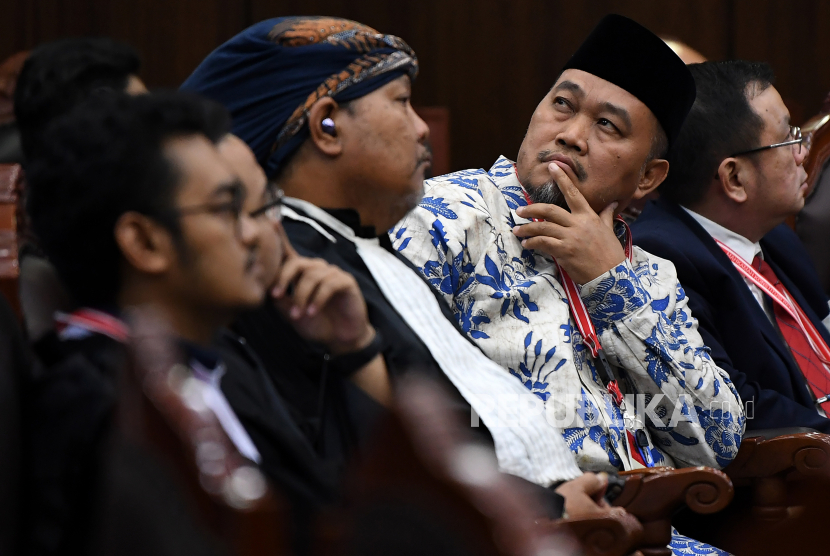 Koordinator Masyarakat Antikorupsi Indonesia (MAKI) Boyamin Saiman (kedua kanan) mengikuti sidang pembacaan putusan Pengujian Materiil Undang-Undang Nomor 30 Tahun 2002 tentang Komisi Pemberantasan Tindak Pidana Korupsi di Gedung MK, Jakarta, Selasa (15/8/2023). MK menolak permohonan uji materi yang diajukan Masyarakat Antikorupsi Indonesia (MAKI) yakni Boyamin Saiman dan Christophorus Harno, sehingga perpanjangan masa jabatan pimpinan KPK dari empat tahun menjadi lima tahun tetap berlaku pada era pimpinan Firli Bahuri. 