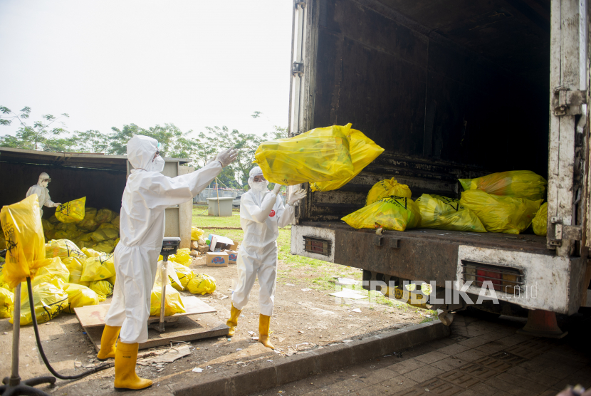 Petugas memindahkan kantong yang berisi limbah medis yang berbahan berbahaya dan beracun (B3) ke dalam truk. (Ilustrasi)