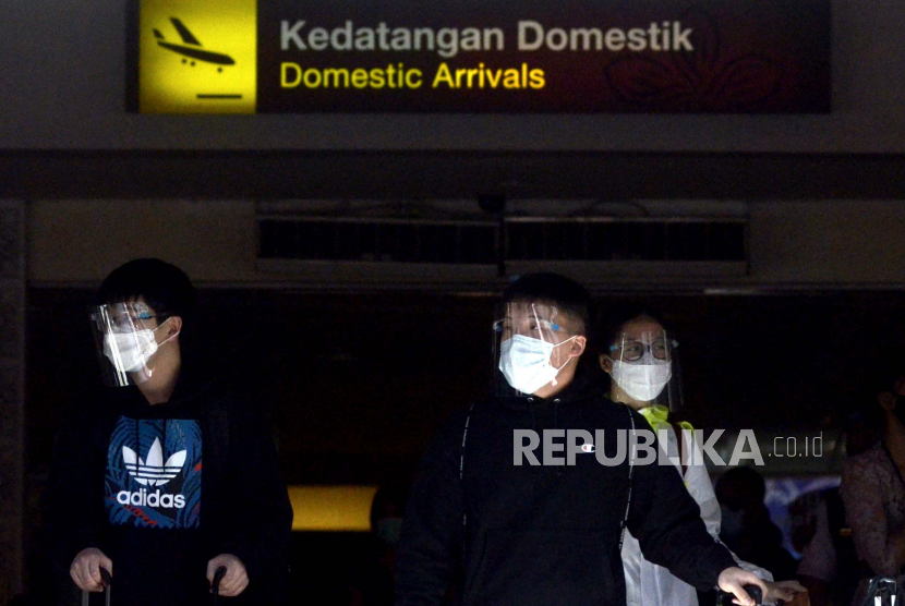 Penumpang pesawat rute domestik tiba di Bandara Internasional I Gusti Ngurah Rai, Badung, Bali. (ilustrasi)