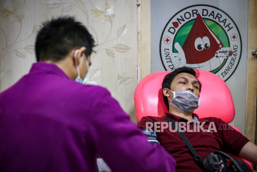 Petugas PMI Kota Tangerang melayani pendonor di kantor PMI, Kota Tangerang, Banten. Donor darah tidak bisa langsung dilakukan oleh mereka yang sudah divaksin Sinovac.