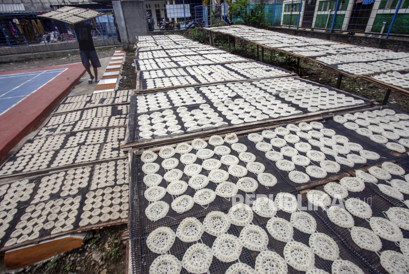 Pekerja menjemur kerupuk putih di sentra pembuatan kerupuk di Bogor, Jawa Barat. Kementerian Koperasi, Usaha Kecil dan Menengah (Kemenkop UKM) menyatakan realisasi penyaluran Bantuan Presiden (Banpres) Produktif untuk UMKM senilai Rp.2,4 juta/UKM hingga 21 September 2020 mencapai 5.909.647 usaha mikro atau sekitar 64,50 persen. 