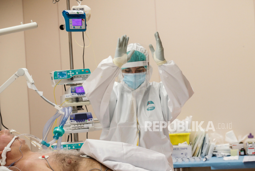 Pegawai perawatan kesehatan yang mengenakan overall dan masker pelindung bekerja di unit perawatan intensif rumah sakit GVM ICC Casal Palocco dekat Roma, Italia, 18 November 2020, selama gelombang kedua pandemi virus corona Covid-19.