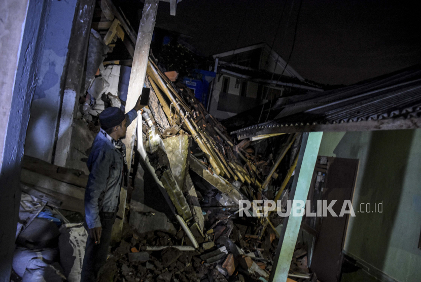 Warga menunjukkan rumah yang rusak akibat gempa bumi di Cijedil, Kecamatan Cugenang, Kabupaten Cianjur, Senin (21/11/2022). (ilustrasi).