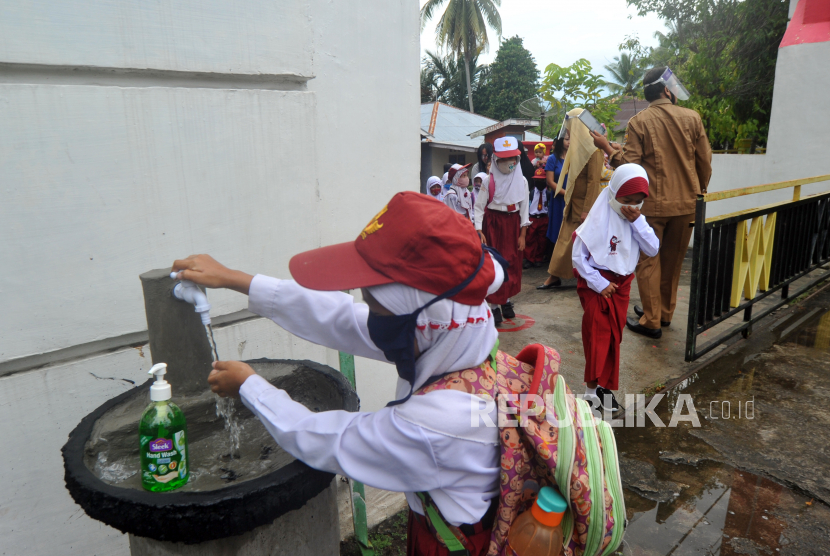 Sejumlah murid mencuci tangan sebelum masuk hari pertama sekolah di SDN 11 Marunggi Pariaman, Sumatera Barat, Senin (13/7). Wali Kota Pariaman Genius Umar menolak mematuhi SKB 3 Menteri tentang seragam di sekolah. (ilustrasi)