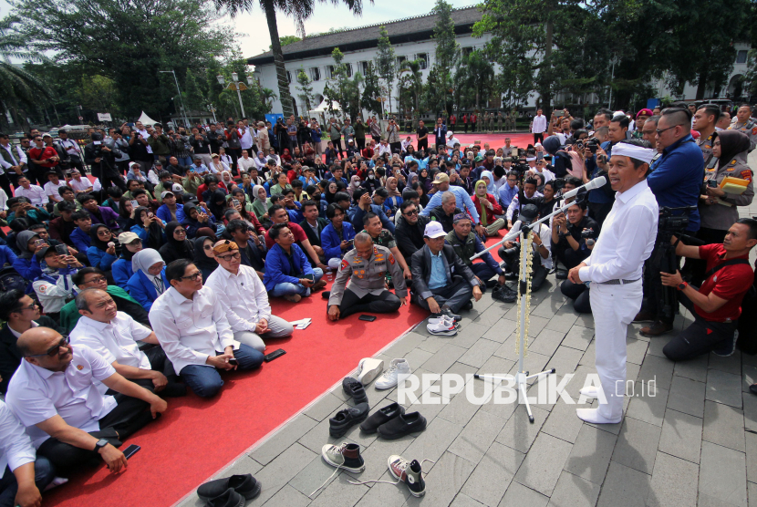 Gubernur Jawa Barat (Jabar) Dedi Mulyadi berdialog dengan mahasiswa saat acara Forum Dialog Terbuka Mahasiswa Jabar di Gedung Sate, Kota Bandung, Rabu (3/9/2025). Acara ini dihadiri berbagai kampus di Jabar. Mulai dari daerah Bandung, Bogor, Tasikmalaya, hingga Cirebon.