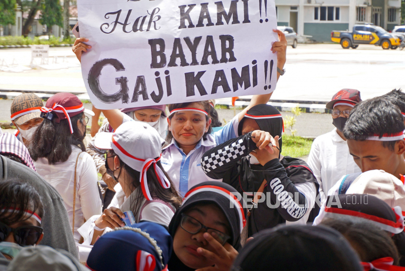 Ratusan guru P3K gelar aksi menolak pemotongan tunjangan oleh Pemkot Bekasi (ilustrasi).  