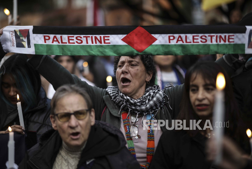 Orang-orang menghadiri acara yang diberi nama Palestine Lives, untuk menunjukkan dukungan bagi Palestina dalam perang terbaru Israel-Hamas, di Bogota, Kolombia.