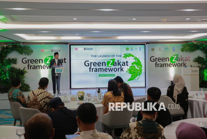 Menteri Agama Nasaruddin Umar menyampaikan sambutan saat acara peluncuran Green Zakat Framework di Kantor Pusat BSI, Jakarta, Rabu (27/8/2025). PT Bank Syariah Indonesia Tbk (BSI) bersama United Nations Development Programme (UNDP) Indonesia dan Badan Amil Zakat Nasional (BAZNAS) meluncurkan Green Zakat Framework yang akan dijadikan acuan strategis pemerintah dalam mengintegrasikan pengelolaan zakat dengan upaya perlindungan lingkungan dan ketahanan iklim.