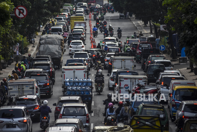 Sejumlah kendaraan terjebak kemacetan di Jalan Jakarta, Kota Bandung, Senin (3/8). Berdasarkan data Bank Dunia pada 2019, kerugian ekonomi akibat kemacetan di lima kota metropolitan Indonesia, yaitu Bandung, Surabaya, Medan, Semarang, dan Makassar mencapai Rp 12 triliun per tahun.