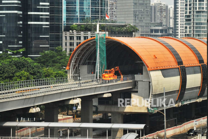Pekerja menyelesaikan pembangunan prasarana //Light Rail Transit// (LRT) di kawasan Kuningan, Jakarta Pusat. ilustrasi Foto: Tahta Aidilla/ Republika.