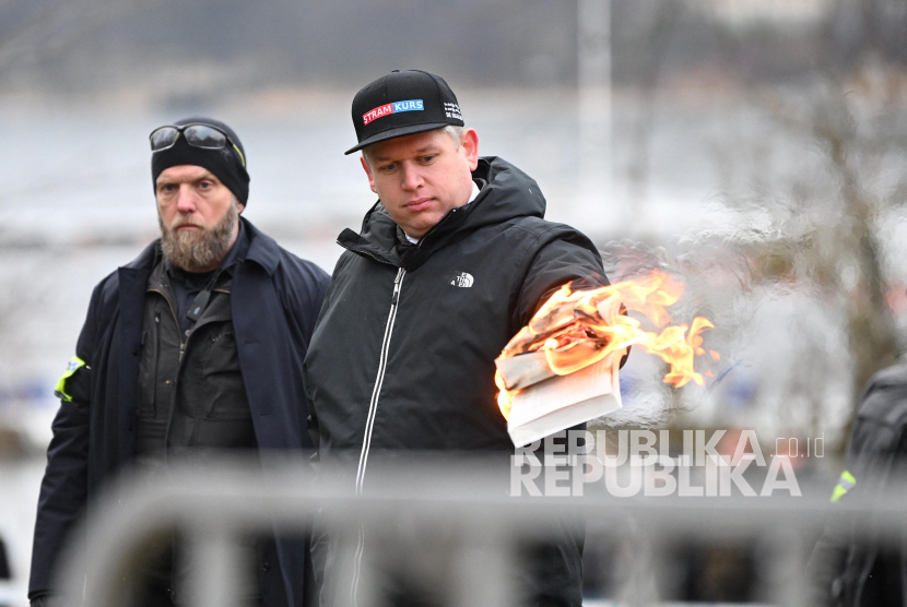 Pemimpin Sayap Kanan Denmark Partai Stram Kurs, Rasmus Paludan membakar Alquran.