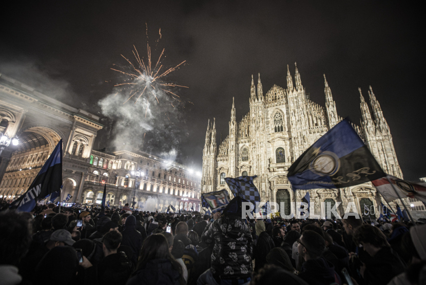 Suporter Inter Milan merayakan gelar juara Serie A Liga Italia usai tim tersebut memenangi laga melawan AC Milan 2-1 di Milan, Italia, Selasa (23/4/2024) dini hari WIB.