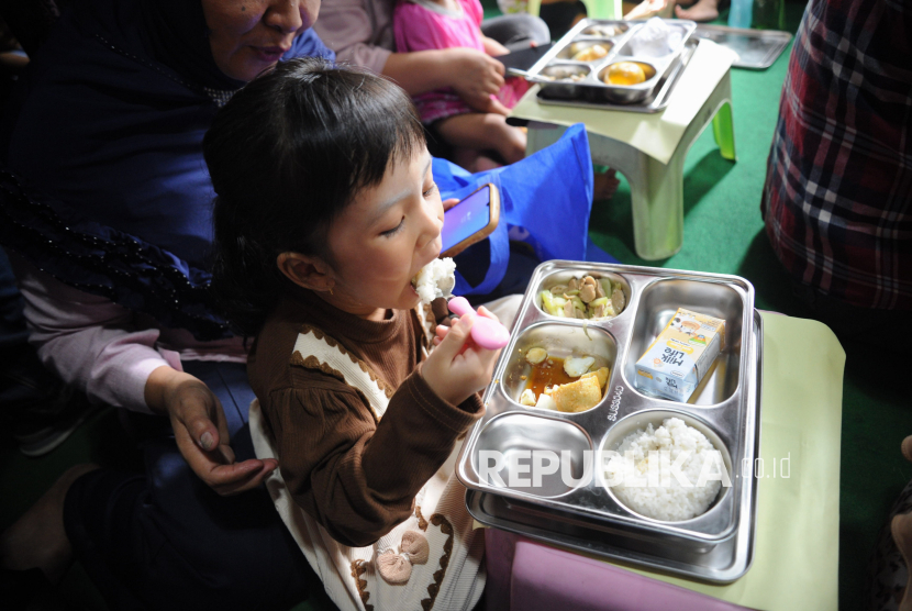 Sejumlah orangtua mendampingi anak balitanya menyantap hidangan makan bergizi gratis (MBG).