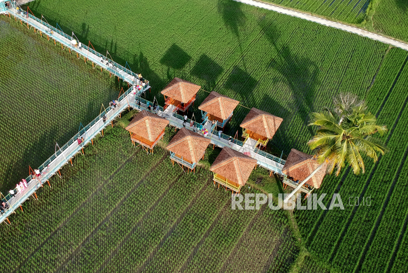 Foto aerial objek wisata sawah di Desa Huntu Selatan, Kabupaten Bone Bolango, Gorontalo (ilustrasi). Pemkab Bone Bolango, Gorontalo mengalokasikan Rp 30 miliar dari dana PEN untuk pengembangan ekowisata.