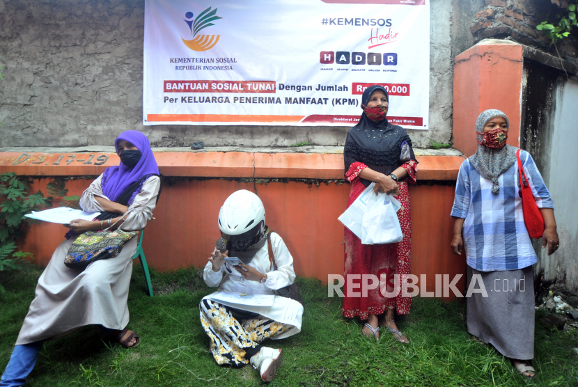 Sejumlah warga mengantre untuk pengambilan bantuan sosial tunai (BST) Kemensos di Kantor Pos Padang, Sumatera Barat, Senin (11/5). (ilustrasi)