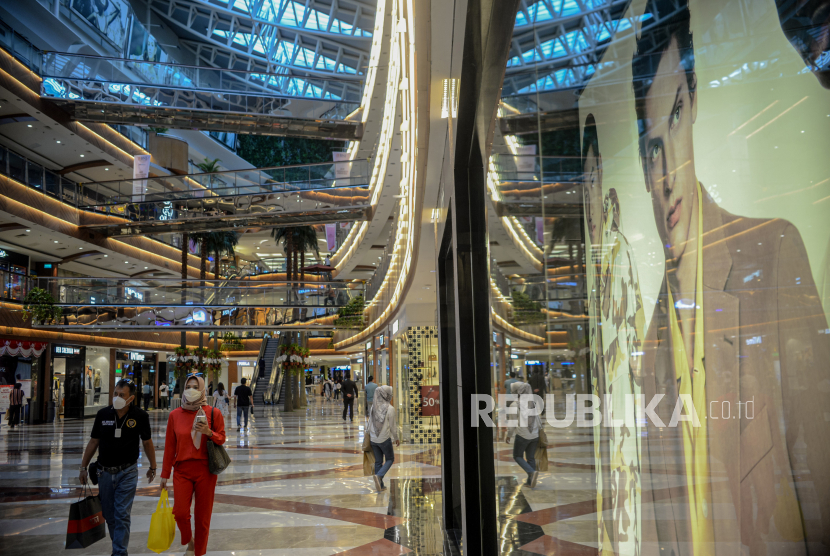 Pengunjung beraktivitas di pusat perbelanjaan Pondok Indah Mall, Jakarta, Ahad (15/6). Pada masa pelonggaran PPKM Level 4 sejumlah pusat perbelanjaan mewajibkan bagi pengunjung untuk melakukan pemindaian QR code sertifikat vaksin melalui aplikasi pedulilindungi serta membatasi jumlah pengunjung maksimum 25 persen. Republika/Thoudy Badai 
