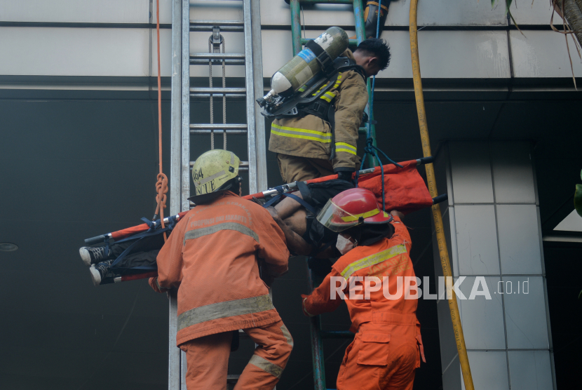 Petugas Suku Dinas Penanggulangan Kebakaran dan Penyelamatan (Gulkarmat) saat melakukan proses evakuasi korban kebakaran. (Ilustrasi)