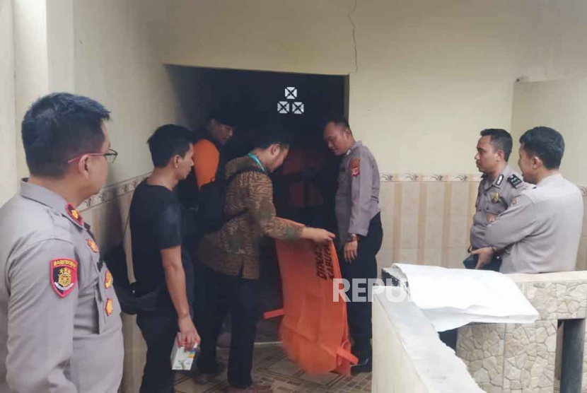 Polisi menyelidiki laporan jasad bayi yang ditemukan di toilet salah satu masjid wilayah Desa Rancaekek Wetan, Kecamatan Rancaekek, Kabupaten Bandung, Kamis (28/12/2023).