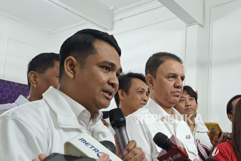 Kapten Timnas AMIN M. Syaugi (tengah) saat menerima kunjungan Partai Pelita yang mendeklarasikan dukungan untuk AMIN di Jalan Diponegoro, Menteng, Jakarta Pusat, Ahad (10/12/2023). 