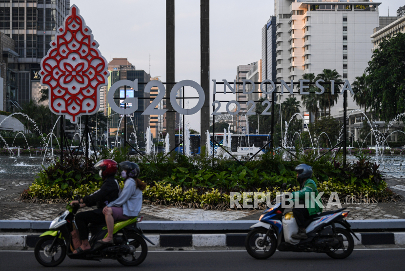 Pengendara motor melintas di depan logo Presidensi G20 Indonesia 2022 di Bundaran HI, Jakarta. (ilustrasi)