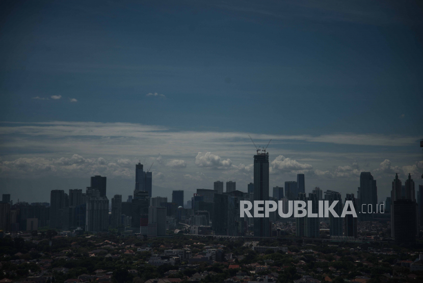 Suasana langit biru di Jakarta terlihat di menara Perpustakaan Nasional, Jakarta, Rabu (2/12). Badan Meteorologi Klimatologi dan Geofisika (BMKG) memprakirakan hujan akan turun di siang hari pada Senin (4/1).
