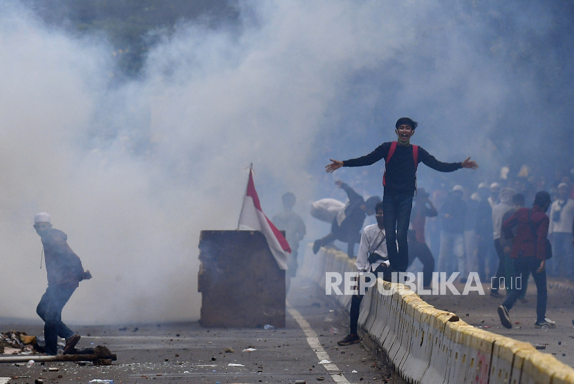 Massa aksi penolak UU Cipta Kerja berteriak saat dihalau polisi di Kwitang, Jakarta Pusat, Selasa (13/10/2020).