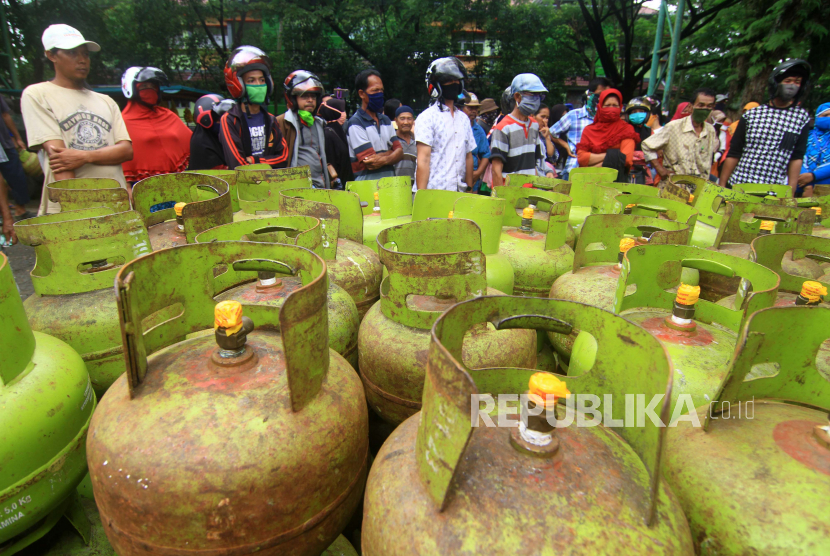 Sejumlah warga antre membeli gas elpiji 3 kilogram bersubsidi. ilustrasi
