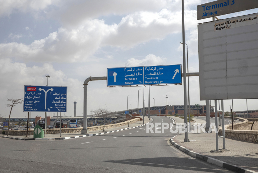 Jalan kosong menuju Bandara Internasional Kairo selama larangan perjalanan karena wabah corona, di Kairo, Mesir, Kamis (19/3). Mesir telah memiliki lebih dari 1
