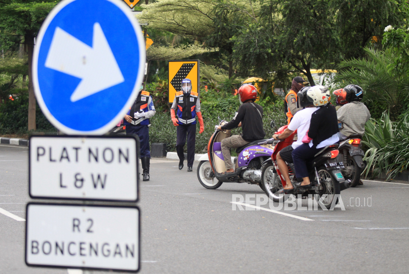 Petugas memeriksa dokumen kependudukan warga yang akan masuk ke Surabaya di Bundaran Waru, Surabaya, Jawa Timur.