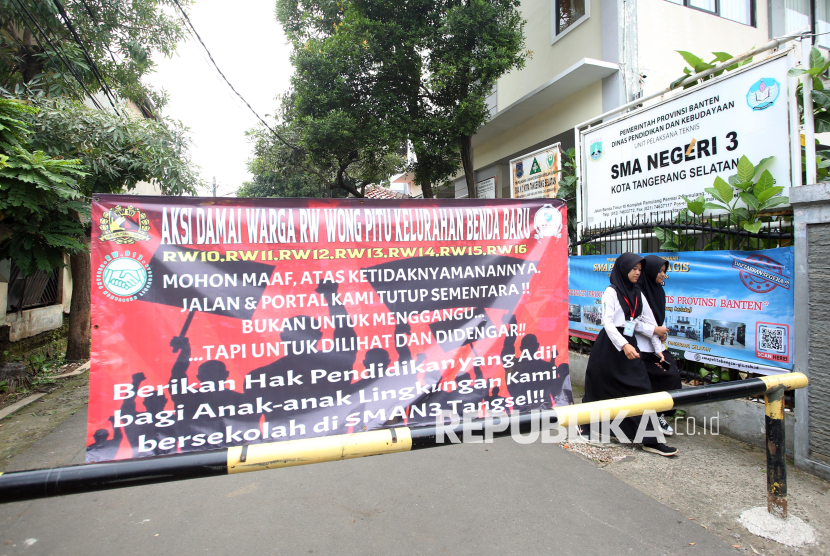 Warga Tutup Akses Jalan Menuju SMAN 3 Tangsel