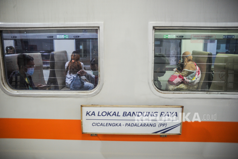 PT KAI Daerah Operasi (Daop) 2 menyatakan jumlah penumpang kereta api (KA) lokal Bandung Raya menurun drastis saat pemberlakuan pembatasan kegiatan masyarakat (PPKM) darurat. Pada 3 Juli-11 Juli jumlah penumpang harian berkisar 8 ribu hingga 10 ribu orang atau turun dari 25 ribu hingga 30 ribu orang sebelum PPKM darurat. (Foto ilustrasi: kereta lokal di Bandung)
