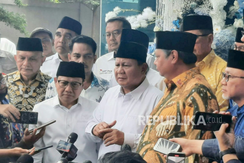 Ketua Umum Gerindra Prabowo Subianto memberikan penjelasan kepada awak media usai mengikuti pertemuan tertutup dengan Presiden Jokowi di Kantor DPP PAN, Jakarta Selatan, Ahad (2/4/2023). Pertemuan selama satu jam itu salah setunya membahas pembentukan koalisi besar.