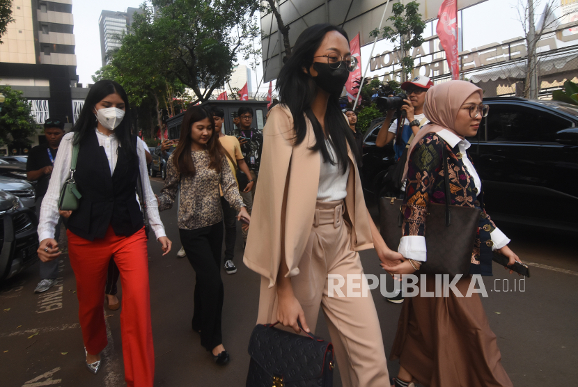 Dua finalis Miss Universe Indonesia 2023 (kiri dan kedua kanan) didampingi kuasas hukumnya berjalan keluar saat jeda pemeriksaan di Unit Pelayanan Perempuan dan Anak (PPA) Ditreskrimum Polda Metro Jaya, Jakarta, Senin (14/8/2023). Penyidik Polda Metro Jaya melakukan pemeriksaan terhadap tujuh finalis Miss Universe Indonesia 2023 dalam kasus dugaan pelecehan seksual terkait pemeriksaan tubuh dan foto tanpa busana di ajang kontes kecantikan tersebut.  