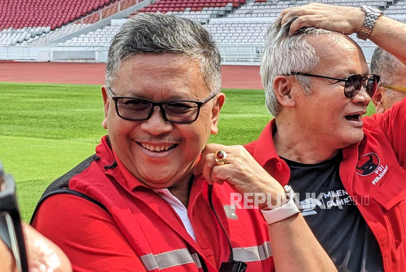Sekretaris Jenderal PDIP, Hasto Kristiyanto melakukan pengecekan Stadion Gelora Bung Karno (GBK) yang akan digunakan untuk peringatan Bulan Bung Karno, di Stadion GBK, Jakarta, Senin (8/5/2023).