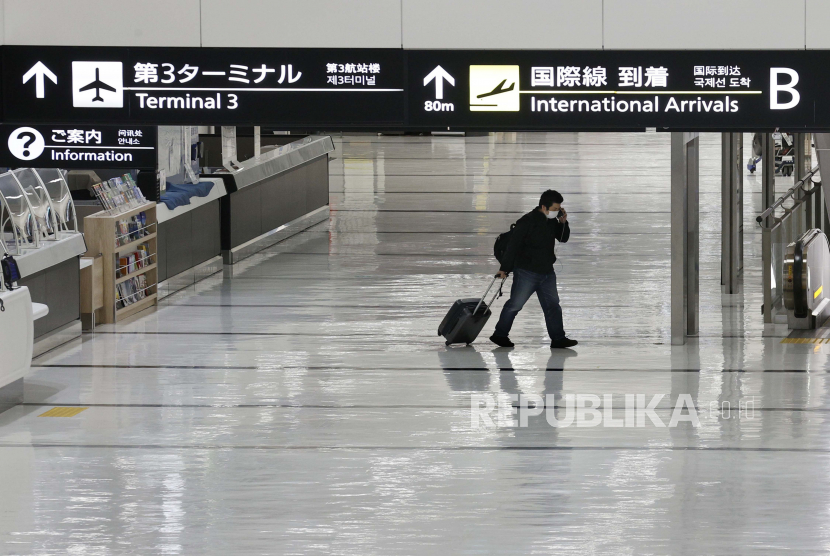 Lobi kedatangan internasional kosong di Bandara Internasional Narita di Narita, timur Tokyo, Jepang, Senin, 29 November 2021 (ilustrasi). Maskapai nasional Garuda Indonesia mengoperasikan penerbangan perdana Tokyo-Manado dari Bandara Internasional Narita, Chiba, Selasa (7/3/2023).