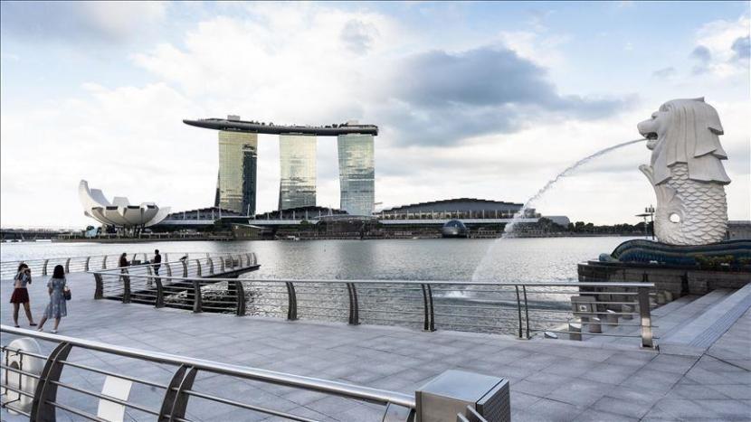 Singapura memberlakukan karantina wajib selama 21 hari kepada pengunjung asing.
