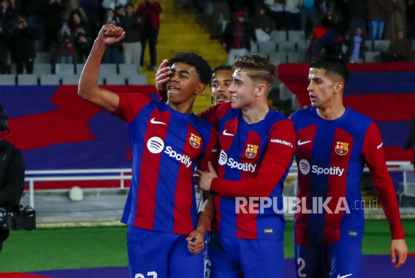 Lamine Yamal dari Barcelona (kiri) merayakan bersama rekan satu timnya setelah mencetak gol pembuka timnya selama pertandingan sepak bola La Liga Spanyol antara Barcelona dan Mallorca di stadion Olimpic Lluis Companys di Barcelona, Spanyol, Sabtu (9/3/2024) dini hari WIB.
