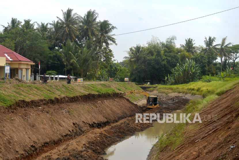 Pengerjaan proyek revitalisasi Selokan Mataram di Sleman, DI Yogyakarta.