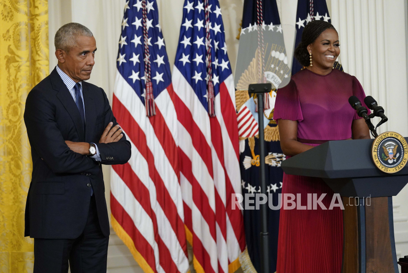 Barack Obama dan Michelle Obama berbicara dalam sebuah upacara di Ruang Timur Gedung Putih, Rabu, 7 September 2022, di Washington. Obama meluncurkan potret resmi Gedung Putih mereka selama upacara.