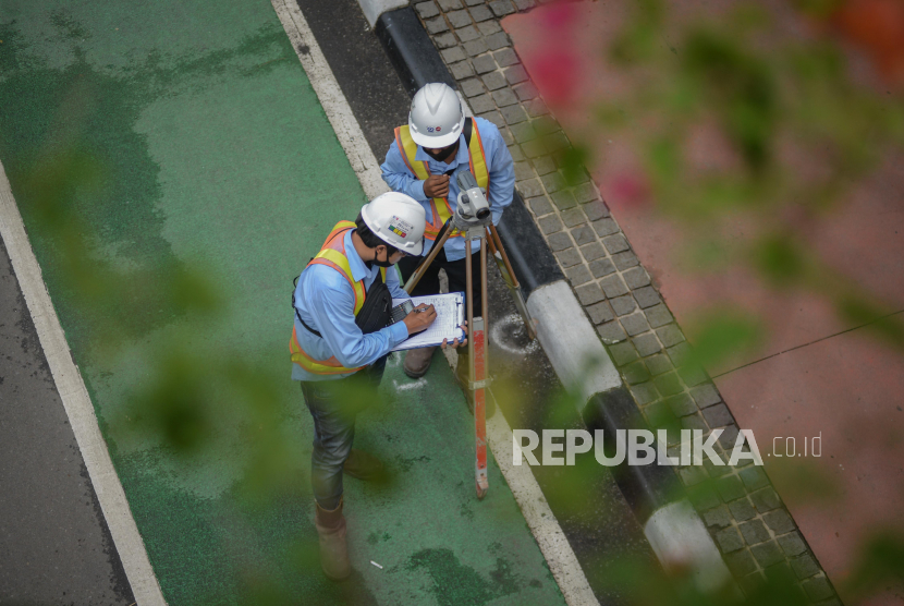 Pekerja melakukan pengukuran untuk proyek pembangunan MRT Jakarta Fase 2 (ilustrasi). PT Adhi Karya Tbk mencatatkan perolehan kontrak baru senilai Rp 7,5 triliun hingga Oktober 2020, salah satunya untuk proyek MRT.