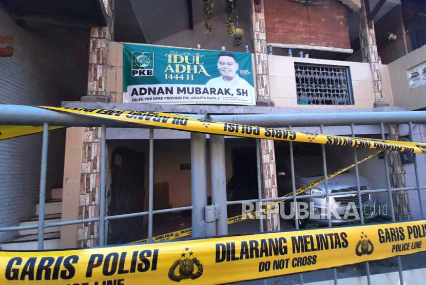 Rumah tempat penemuan jasad ayah dan anak yang membusuk di Jalan Balai Rakyat V, RT 006 RW 003, Kelurahan Tugu Selatan, Kecamatan Koja, Jakarta Utara, Senin (30/10/2023). 