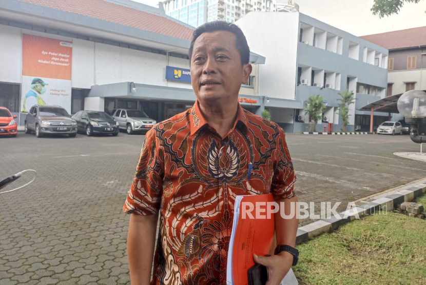 Pelaksana harian (Plh) Wali Kota Bandung Ema Sumarna. Sekda Bandung Ema Sumarna dicegah ke luar negeri dalam kasus menjerat Yana Mulyana.