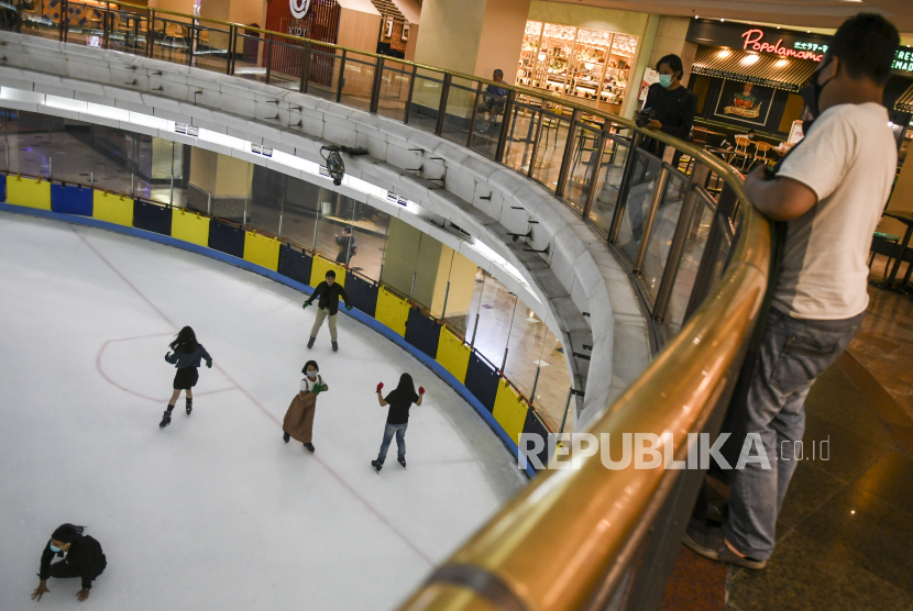 Pengunjung bermain ice skating di Mall Taman Anggrek, Jakarta Barat.