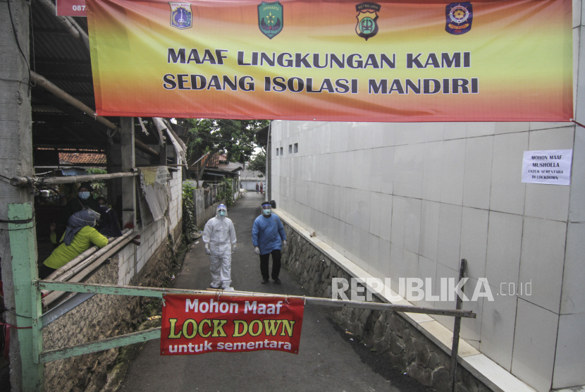 Kawasan zona merah Covid-19 di Cilangkap, Cipayung, Jakarta Timur, memberlakukan micro-lockdown.