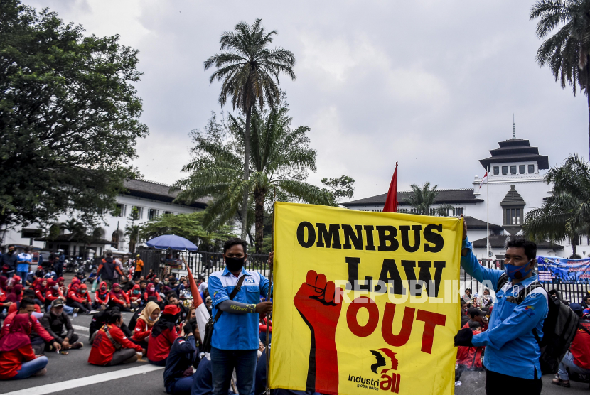 Sejumlah buruh berunjuk rasa di depan Gedung Sate, Jalan Diponegoro, Kota Bandung, Selasa (27/10). Dalam unjuk rasa tersebut mereka menolak pengesahan UU Omnibus Law Cipta Kerja dan menuntut kenaikan besaran Upah Minimum Provinsi (UMP) 2021. Foto: Abdan Syakura/Republika