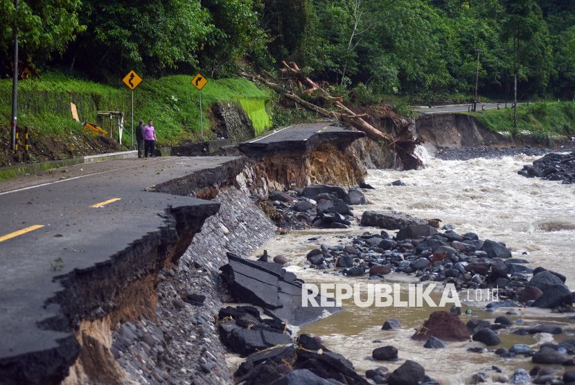 Jalan Padang-Bukittinggi Putus Total Akibat Banjir Bandang dan Longsor