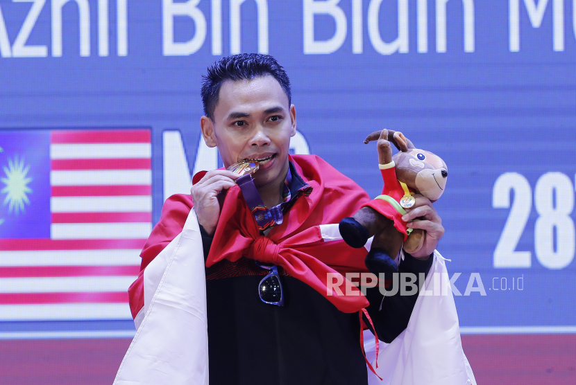 Eko Yuli Irawan dari Indonesia merayakan setelah memenangkan emas dalam kompetisi angkat besi 61kg putra pada Pesta Olahraga Asia Tenggara ke-31 (SEA Games 31) di Hanoi, Vietnam, 20 Mei 2022.